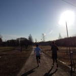 Barfota-morgon-löpning med goda vänner